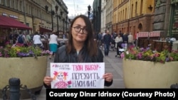 Елена Григорьева участвовала во многих публичных акциях – так она стояла в пикете на углу Невского проспекта и Малой Садовой улицы