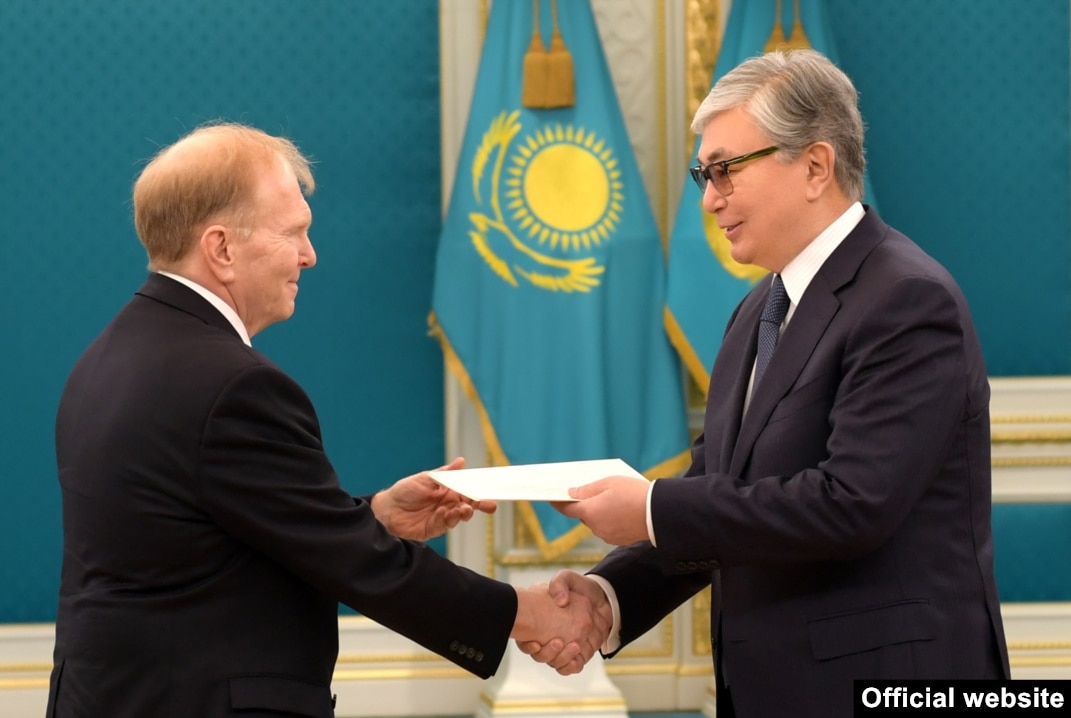 Топтық демо жалаңаш фотосуреттер