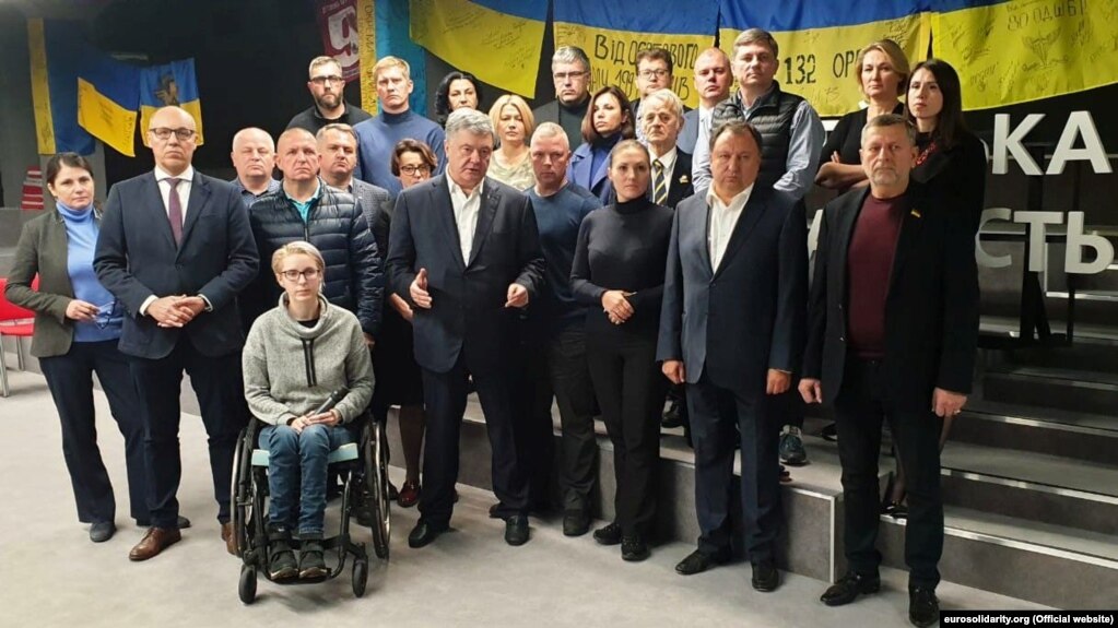 Народні депутати фракції «Європейська солідарність», у тому числі й п’ятий президент України Петро Порошенко, під час виголошення заяви, що «формули Штайнмаєра» не існує, а є «формула Путіна». Київ, 1 жовтня 2019 року