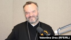 Părintele Pavel Borșevschi în studioul Europei Libere la Chișinău