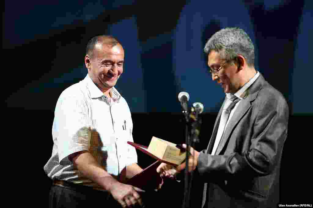 Третий победитель читательского конкурса &quot;Я люблю, Кыргызстан&quot; Авас Саипов и редактор русскоязычного сайта радио &quot;Азаттык&quot; Азамат Тынаев