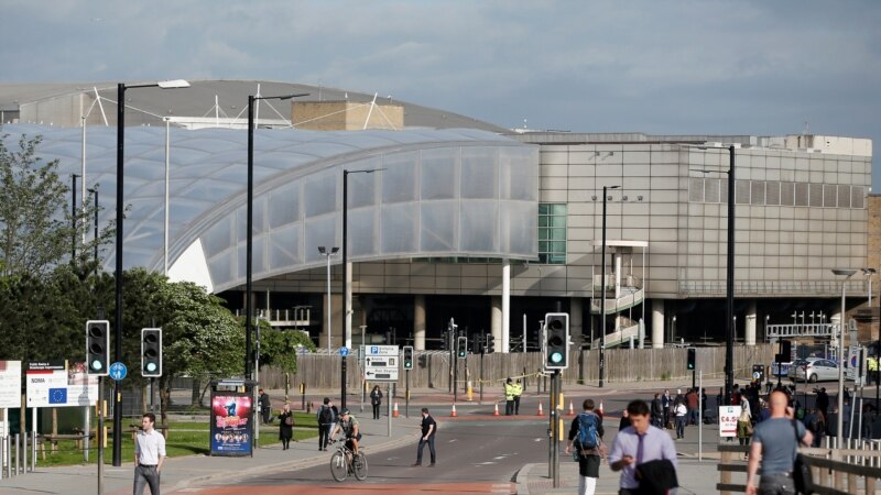 Полиция закрыла вокзал в Лондоне из-за подозрительного пакета
