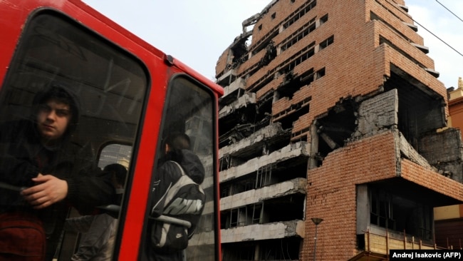 Ostaci zgrade Generalštaba, bombardovane tokom NATO intervencije u centru Beograda, 1999. godine. Na tom mestu kompanija Džerada Kušnera planirala je izgradnju luksuznog hotela.