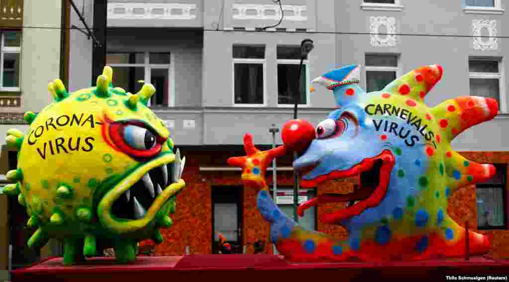 &bdquo;Coronavirusul&rdquo; față în față cu &bdquo;virusul carnavalului&rdquo;, în cadrul paradei Rosenmontag din Duesseldorf, Germania.