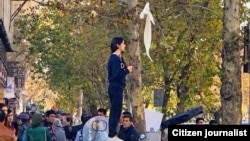 اعتراض ویدا موحد به حجاب اجباری در خیابان انقلاب