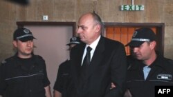 Bugarska: policijska pratnja sa bivšim premijerom Kosova Agimom Čekuom na putu ka sudnici, 25. jun 2009. 