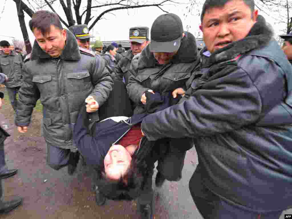 Милиция наразылық шарасына қатысушыларды ұстап алып кетуде. Бішкек, 7 сәуір, 2010 жыл.