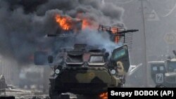 Ілюстраційне фото: підпалений російський бронетранспортер (БТР), 27 лютого 2022 року