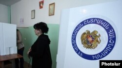 Armenia -- Voting in a mayoral election in Hrazdan, 17Apr2016.