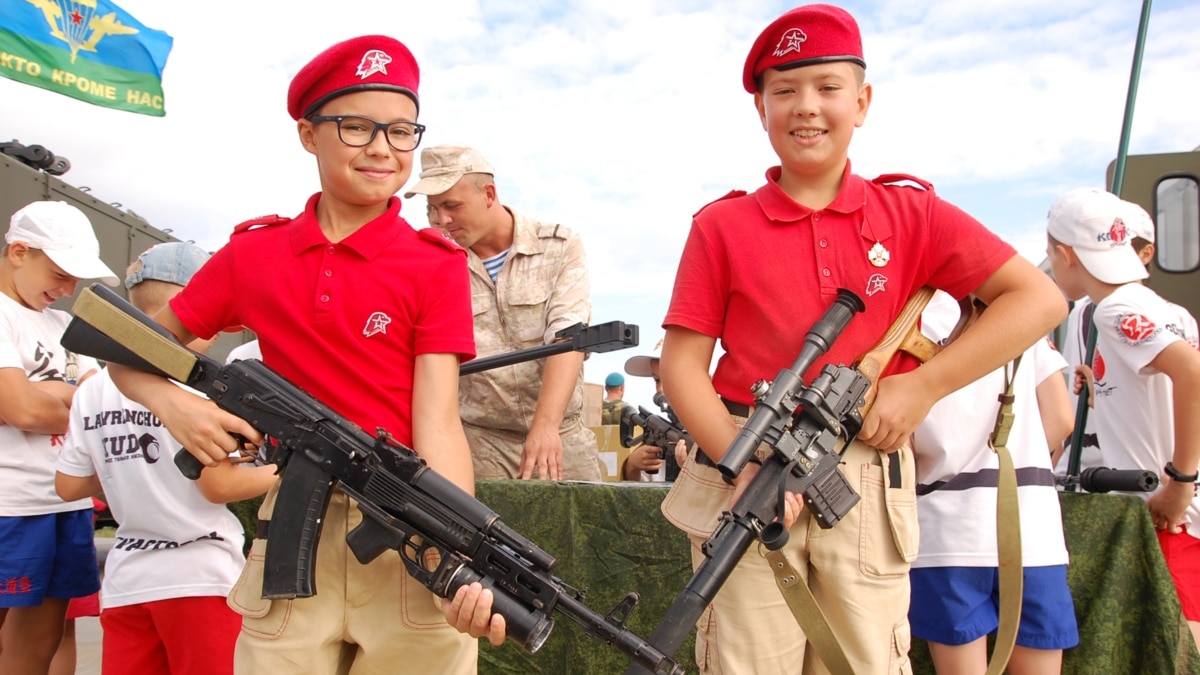 Children from the Yunarmiya movement during Russia's Airborne Forces Day in Sevastopol.