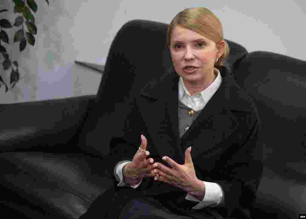 Тимошенко стала врагом Ахметова после того, как в 2004 году ей удалось отменить сделку по приобретению &quot;Криворожстали&quot; стоимостью около 8000 миллионов долларов между Ринатом Ахметовым и Виктором Пинчуком, зятем бывшего президента Украины Леонида Кучмы. Теперь Тимошенко, баллотирующаяся в президенты страны, похоже, смягчила свою позицию и, по слухам, встретилась с Ахметовым во время поездки в Донецк на прошлой неделе.