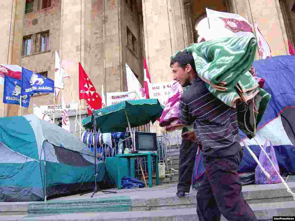 Палаточный городок голодающих у стен парламента Грузии, 12 марта 2008