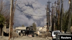 Pamje e tymit të dendur pas një sulmi ajror në Mosul më 10 mars të këtij viti