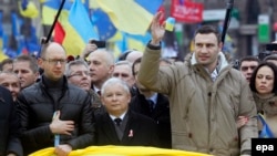 УДАР партиясының жетекшісі Виталий Кличко жақтастарымен бірге. Киев, 1 желтоқсан 2013 жыл