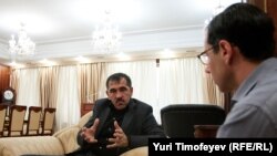 Correspondent Gregory Feifer (right) interviews the Kremlin-appointed president of Ingushetia, Yunus-Bek Yevkurov
