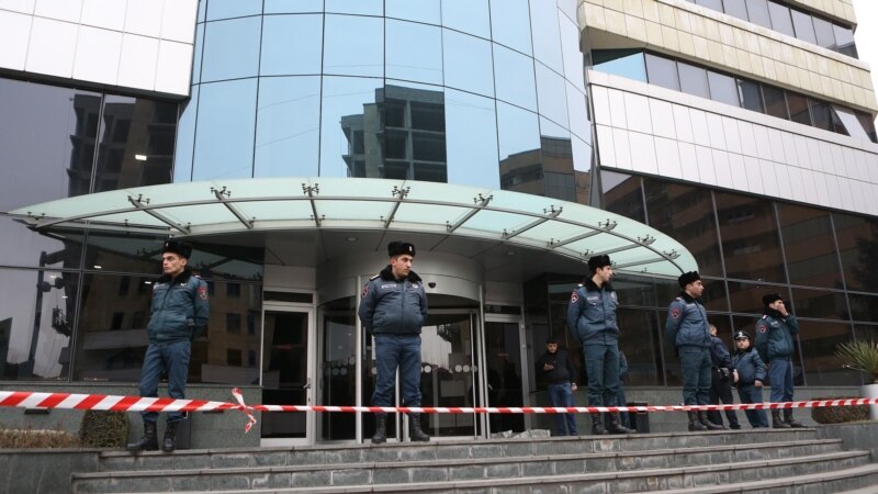 ერევნის ბიზნესცენტრში პოლიციას ჩაბარდა შეიარაღებული მამაკაცი
