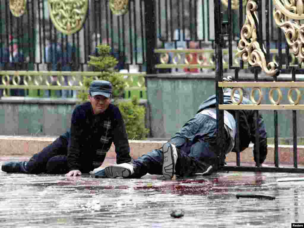 Раненные в результате столкновения демонстрантов с милицией. Бишкек, 7 апреля 2010 года.