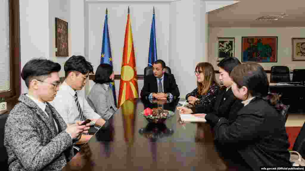 МАКЕДОНИЈА - Во име на македонското МНР, државниот секретар Зоран Попов ги прими и им се извини на претставниците на невладина организација од Република Кореjа кои беа вербално нападнати во центарот на Скопје. Претходно, во име на Владата, се извини и техничкиот премиер Оливер Спасовски.