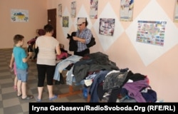 Сельсовет не только культурный и административный центр, здесь можно выбрать одежду, привезенную волонтерами