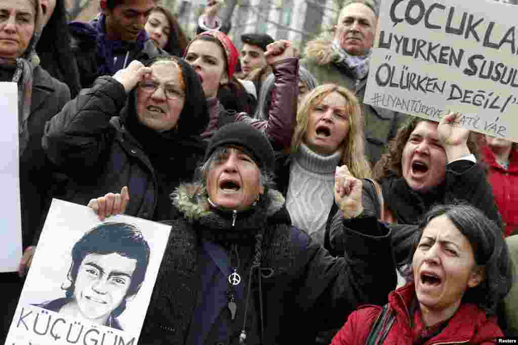 Berkin Elvanın İstanbulda keçirilən dəfn mərasimi kütləvi etirazla nəticələnib. İstanbul, 12 mart 2014