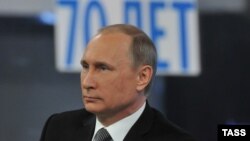 Президент России Владимир Путин во время «прямой линии» в эфире государственного телевидения. 16 апреля 2015 года.