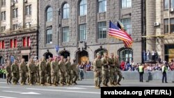 Украинадагы аскерий парадга катышып жаткан НАТОго мүчө мамлекеттердин аскерлери.