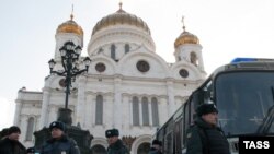 Poliția rusă patrulînd în fața Catedralei Hristos Mîntuitorul de la Moscova