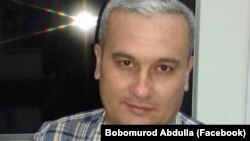 Ранее спецслужбы Узбекистана обвиняли независимого журналиста Бобомурода Абдуллаева в написании «экстремистских» статей в Интернете под псевдонимом Усман Хакназаров.