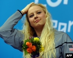 Őt is hírbe hozták: Jessica Long amerikai úszó az éremátadáson, miután megnyerte a női 100 méteres gyorsúszás S8-as döntőjét a 2012-es londoni paralimpiai játékokon. London, Olimpiai Park, Vízisport Központ, 2012. szeptember 6.