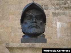 Памятник Франсиско де Орельяны на его родине в Трухильо, автономная область Эстремадура, Испания