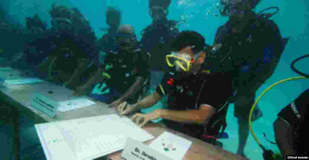 17 tetor '09 - Qeveria në Maldive ka mbajtur mbledhje nën ujë, duke simbolizuar kërkesën për ndihmë nga rritja e nivelit të oqeaneve, e cila po e rrezikon ekzistencën e arqipelagut të Oqeanit Indian.
