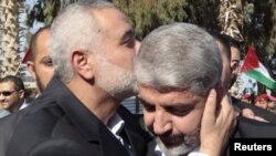 اسماعیل هنیه، نخست وزیر دولت حماس (چپ) و خالد مشعل