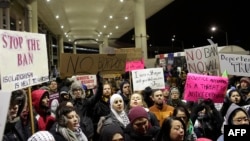 Демонстрация против президентского указа в аэропорту Чикаго.