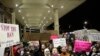 Демонстрация против президентского указа в аэропорту Чикаго