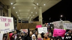 АКШ президентинин алгачкы иммиграциялык жарлыгына каршы Чикаго аэропортундагы нааразылык. 29-январь, 2017-жыл. 