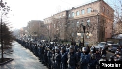 Ոստիկանական շարասյունը Կենտրոնական ընտրական հանձնաժողովի շենքի դիմաց, 10-ը դեկտեմբերի, 2015թ. 