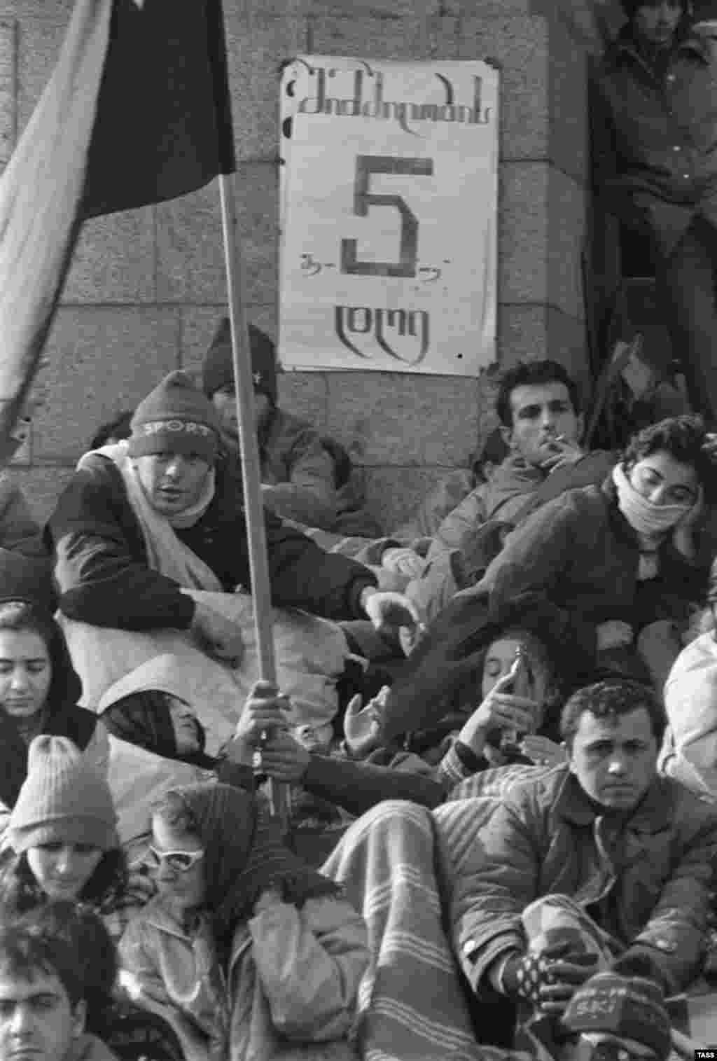 Months before the peak of the protests, young people were already staging hunger strikes to demand independence for Georgia. Here, a banner states "Day 5 of the hunger strike" in front of the Georgian parliament building on November 28, 1988.