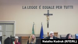 Суд присяжних в Павії, Італія. В центрі суддя Аннамарія Гатто