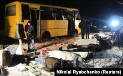 Тіла пасажирів рейсового автобуса, які загинули внаслідок ракетного удару російських гібридних сил на околиці Волновахи (Донецька область), 13 січня 2015 року