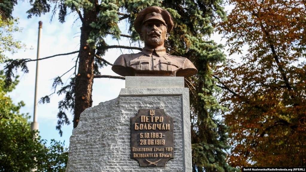 Пам’ятник полковнику Армії УНР Петру Болбочану в Києві – у творі Булгакова він діє під прізвищем Болботун