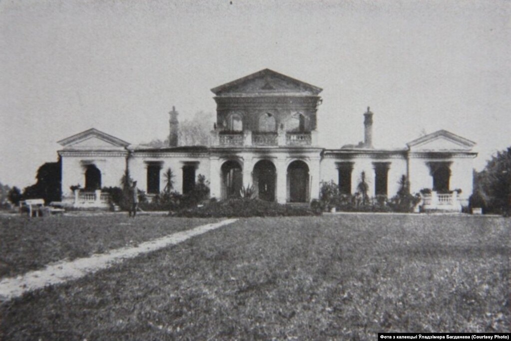 Палац у Кабаках каля Бярозы-Картускай, 1915. Пабудаваны ў ХІХ стагодзьдзі. Быў моцна пашкоджаны ў 1939 годзе, у 1950-я разабраны насельніцтвам на будматэрыялы
