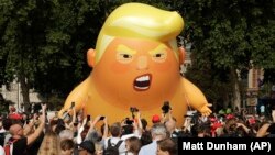 Балонот Бебето Трамп беше дел од протестниот марш