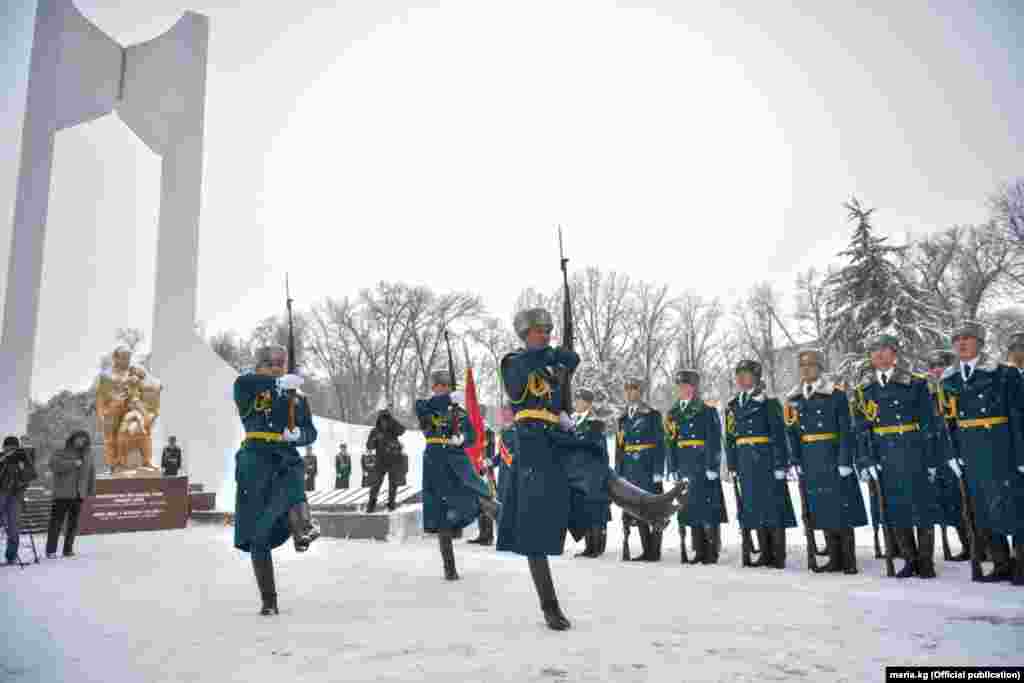 Митинг-реквиемге ооган согушунун ардагерлери, жергиликтүү бийлик өкүлдөрү жана шаар тургундары катышканын&nbsp;