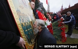 Мужчына цалуе іншую «ікону Сталіна», Масква, 21 сьнежня 2015 году