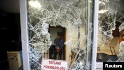 Разбитое окно здания консульства Таиланда в Стамбуле. 9 июля демонстранты пикетировали консульство после появления сообщений о депортации 109 уйгуров в Китай.