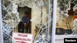 Разбитое окно здания консульства Таиланда в Стамбуле. 9 июля демонстранты пикетировали консульство после появления сообщений о депортации 109 уйгуров в Китай.