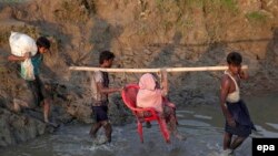 Rohingýa musulmanlar Bangladeşe geçýärler, Bangladeşiň we Mýanmanyň arasyndaky serhet, Teknaf, 4-nji sentýabr, 2017