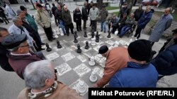 Penzioneri u parku u Banjaluci igraju šah