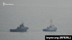 Судно берегової охорони Росії виводить захоплений буксир «Яни Капу» з порту окупованої Керчі, фото 17 листопада 2019 року
