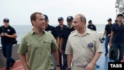 Премьер-министр РФ Дмитрий Медведев и президент РФ Владимир Путин в Крыму, 18 августа 2015